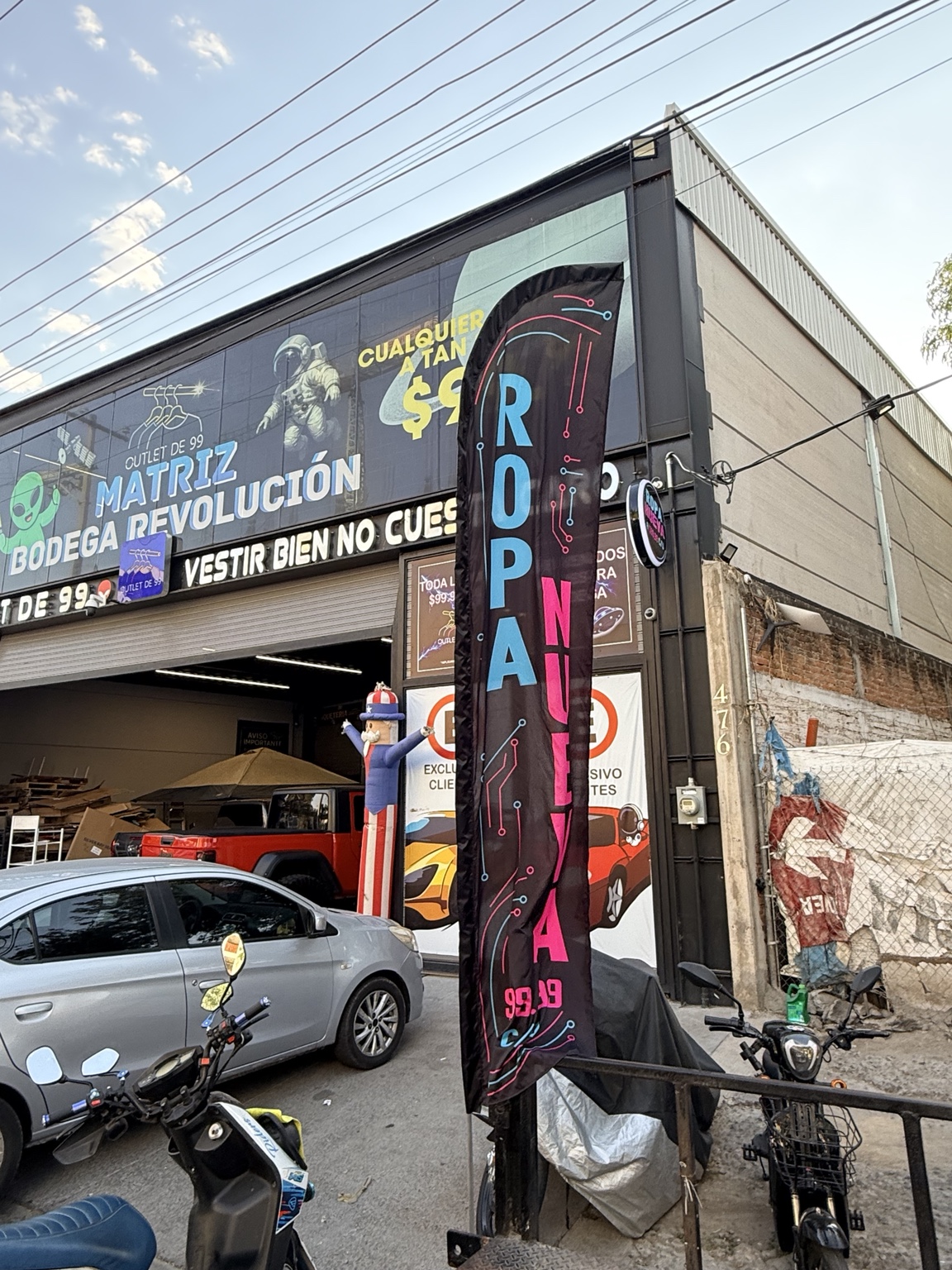 Fachada completa de la sucursal Carlos Fuero 476 de Outlet de 99