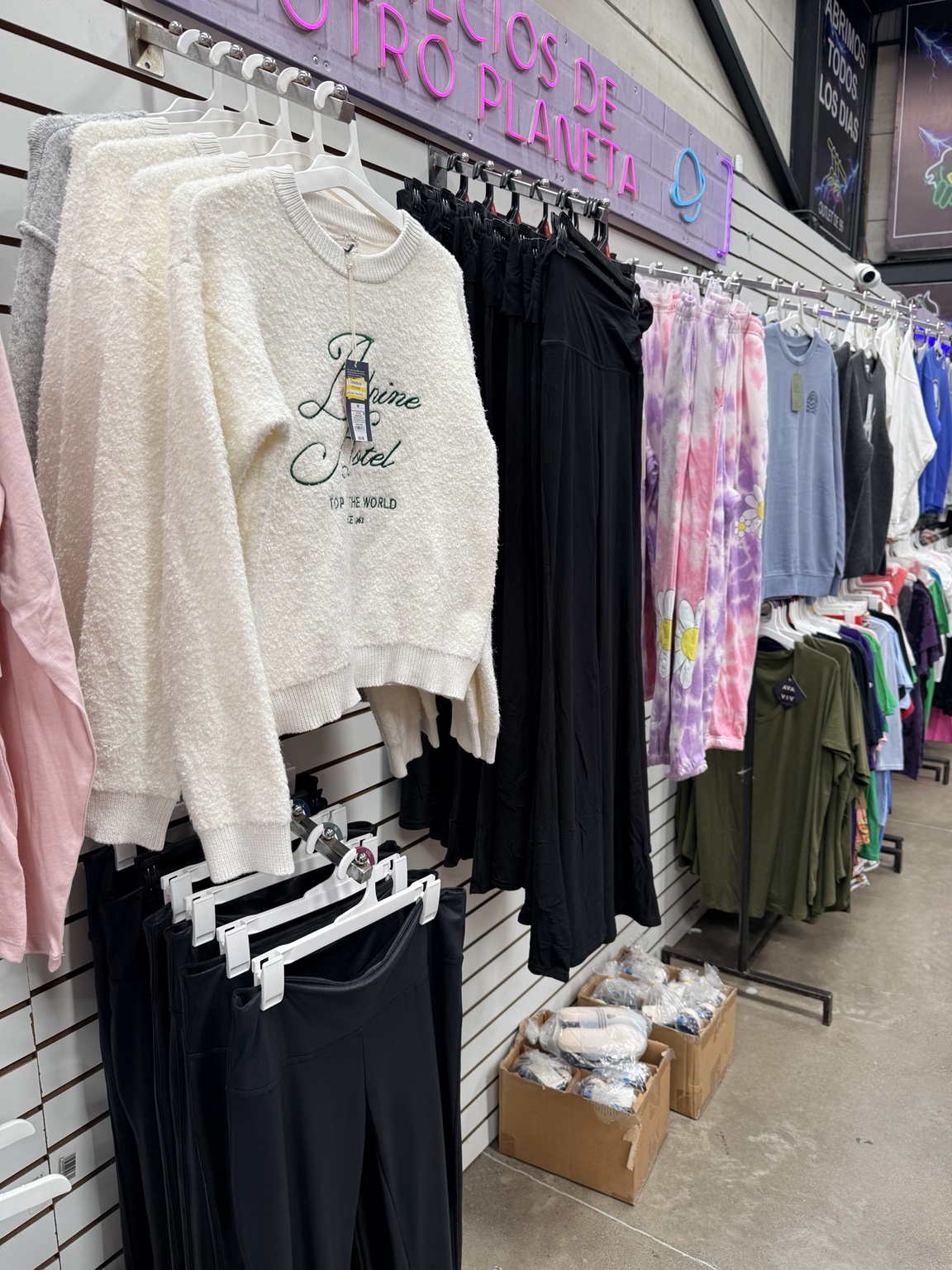 Área de ropa y mercancía en la sucursal Carlos Fuero 476