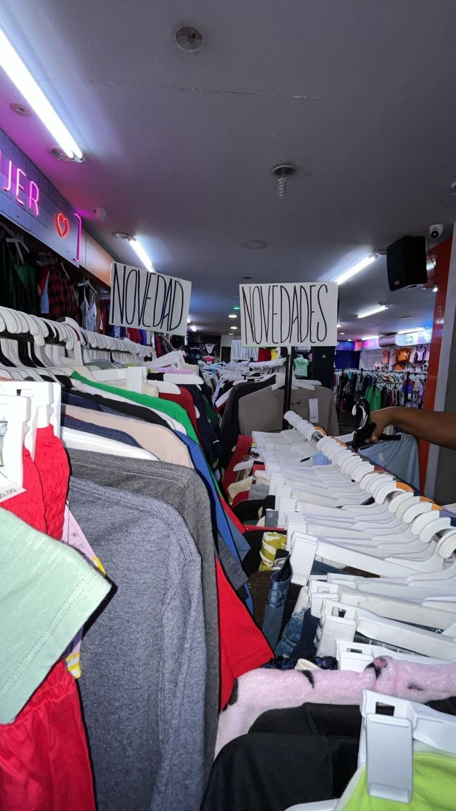 Pasillos de novedades en la sucursal Av. Juárez