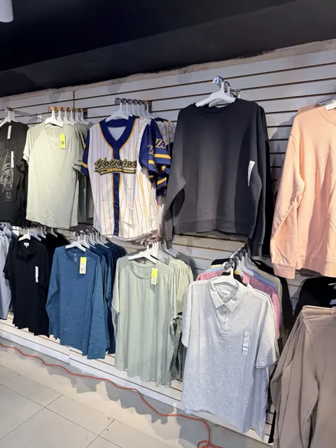Exhibición de playeras, jersey, sudadera y polos para hombre