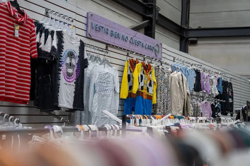 Exhibición de ropa de Outlet de 99 Matriz con el letrero Vestir bien no cuesta caro
